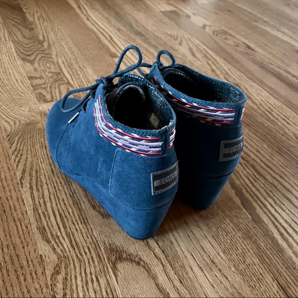 TOMS Navy Blue Embroidered Suede Wedge SZ8 - Picture 3 of 9
